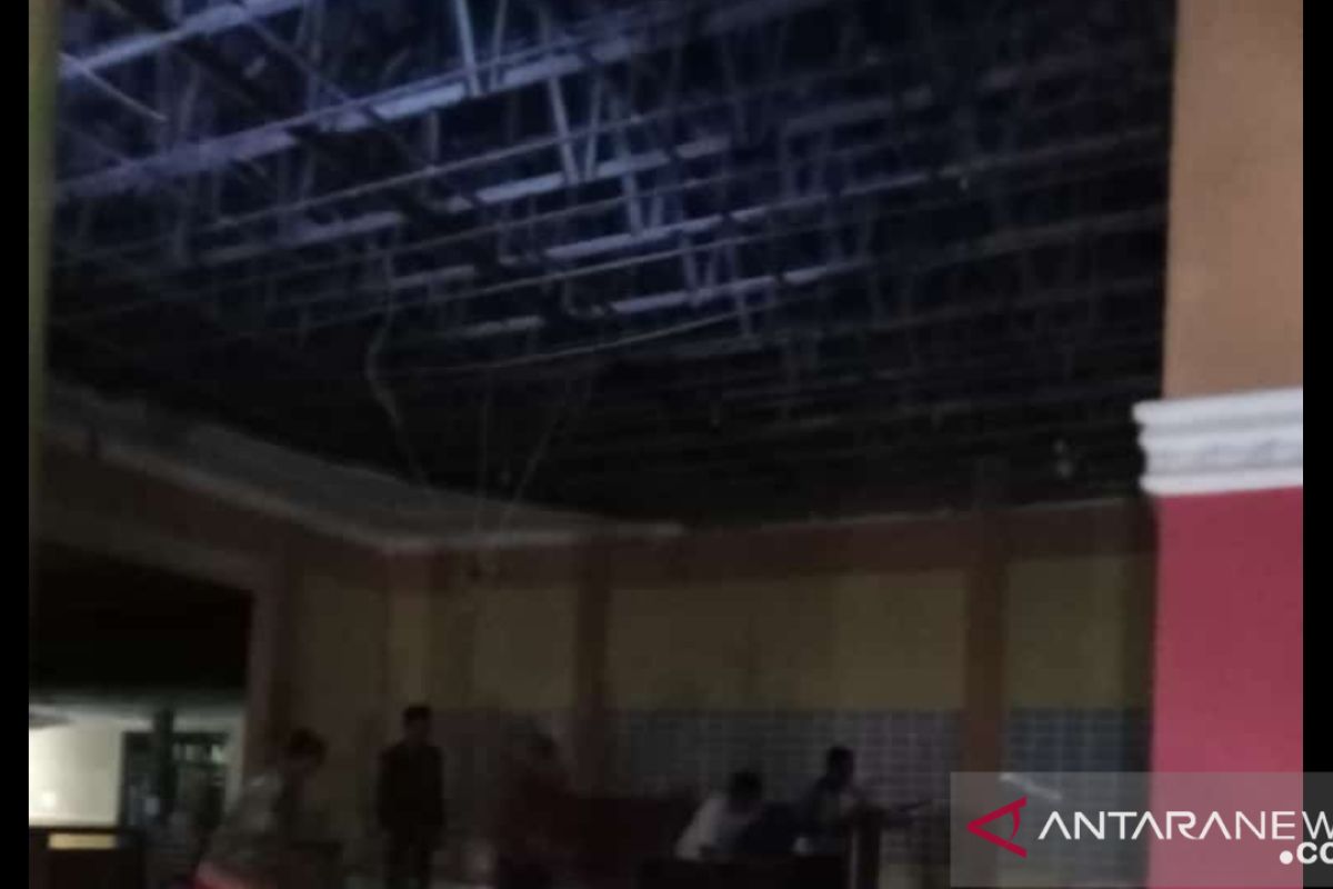 Plafon aula Desa Sarimulyo di  Jember jebol akibat gempa Blitar