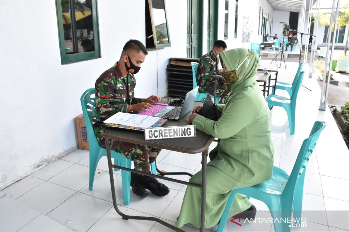 Keluarga besar Korem 133 Nani Wartabone Gorontalo terima vaksinasi COVID-19