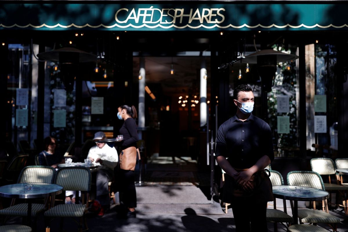 Kafe-kafe di Paris kembali dibuka