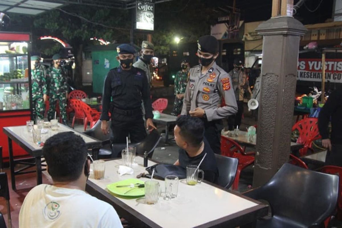 Satgas COVID-19 bubarkan aktivitas warung kopi di Banda Aceh