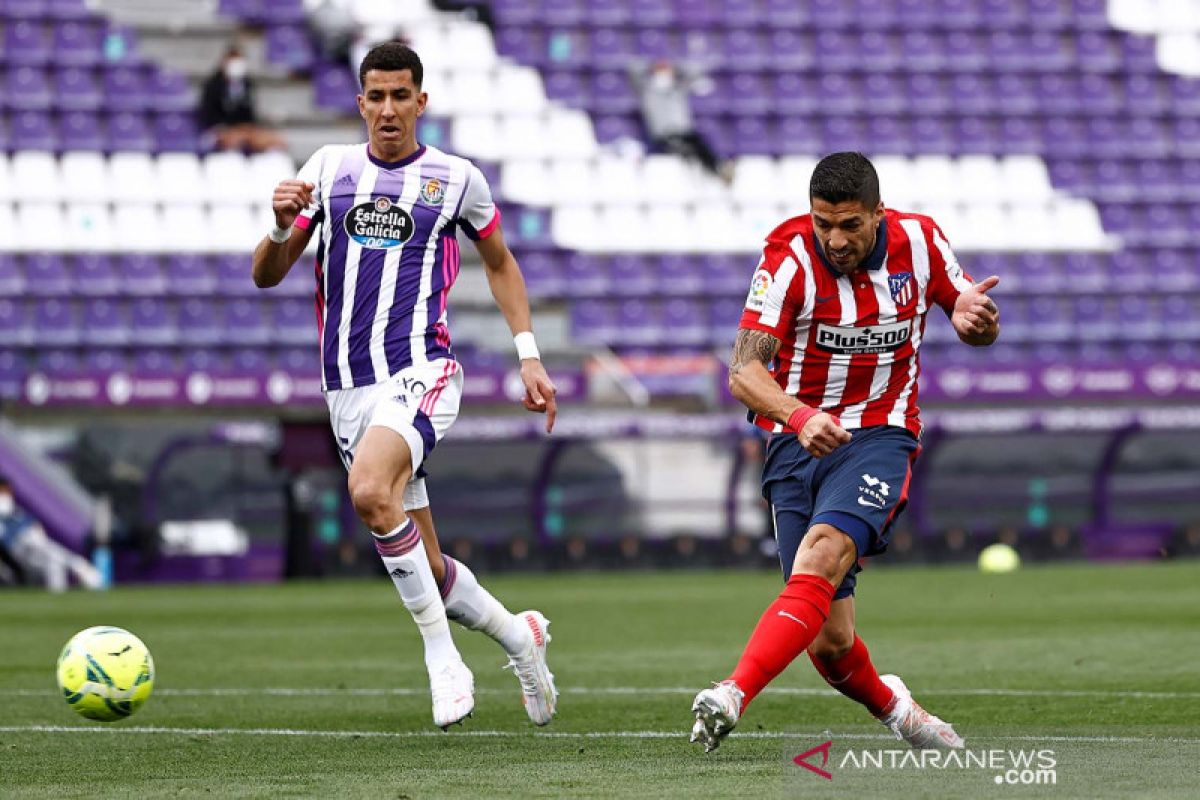 Luis Suarez tetap bertahan di Atletico  Madrid setidaknya semusim lagi