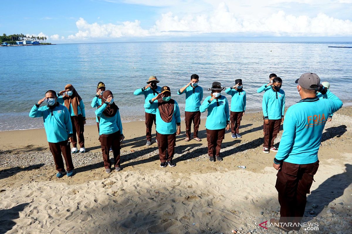 SKIPM Gorontalo bersihkan sampah di pantai Botutonuo