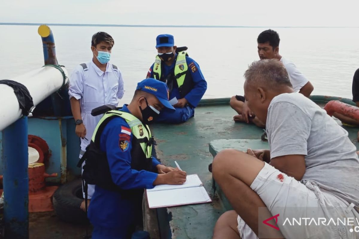 Delapan penumpang kapal karam di perairan  perbatasan Lingga-Jambi  belum ditemukan
