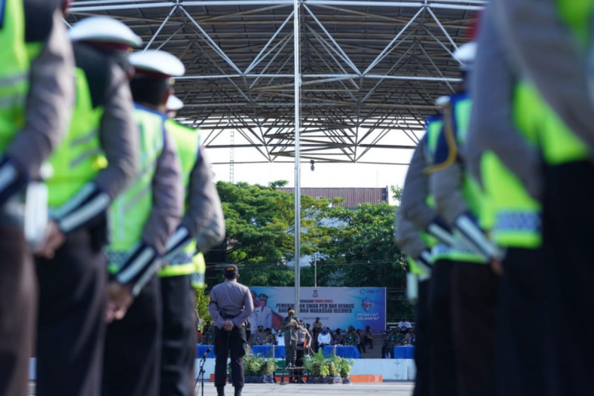 Petugas gabungan tes antigen acak pengendara transportasi umum