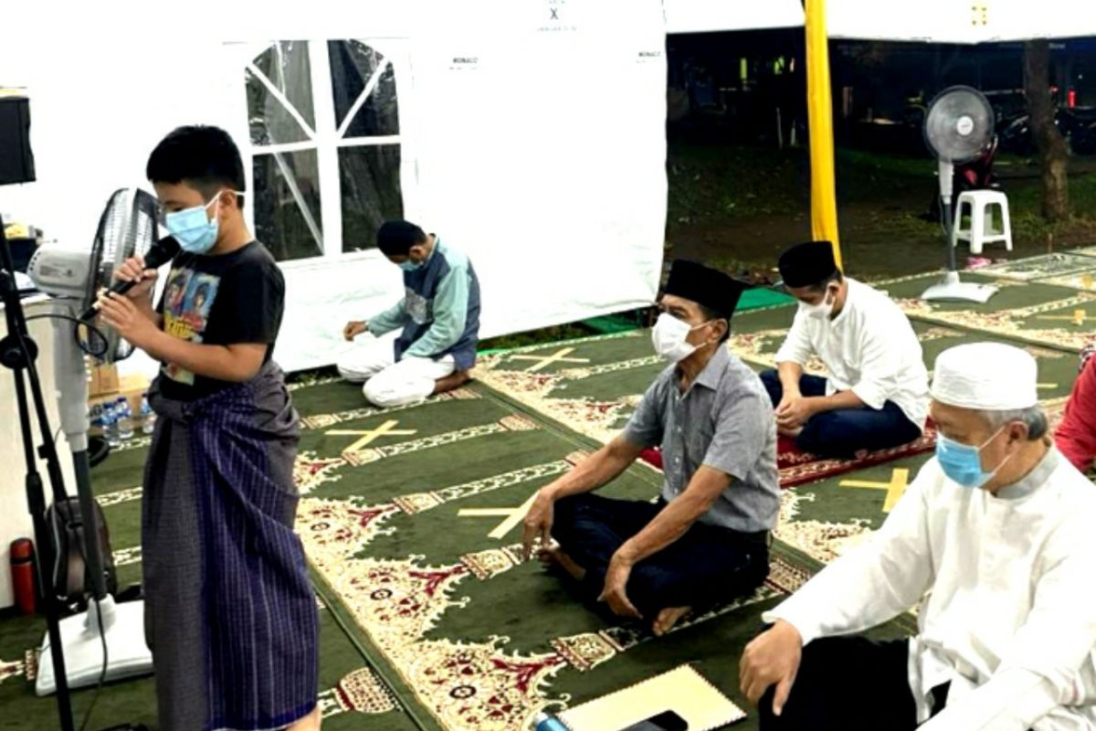 Antusiasme remaja kuliah subuh di tenda Masjid At Tabayyun, jelang Shalat Gerhana