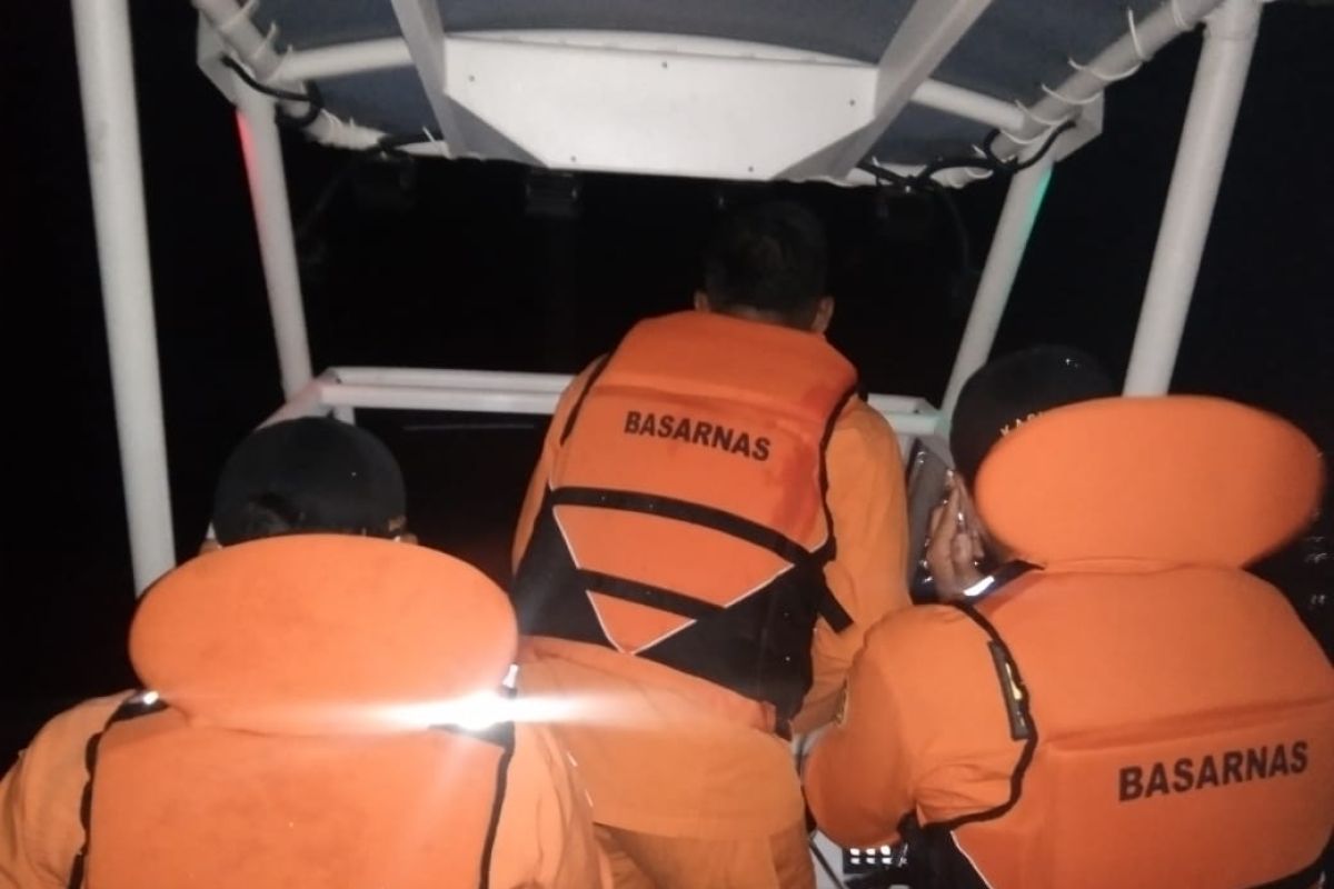 Tim SAR evakuasi 8 ABK asal Sampit  yang tenggelam di muara Jungkat