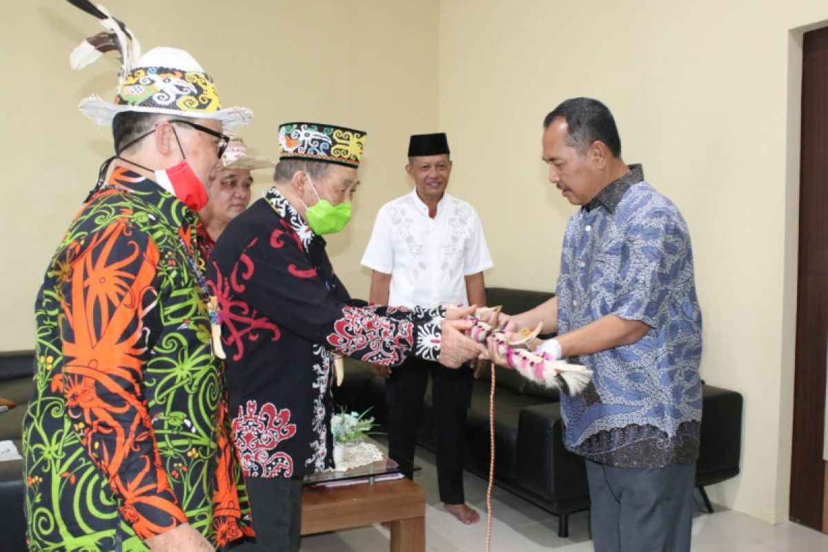 Mandau dari Lembaga Adat Dayak untuk Kapolda Kaltara