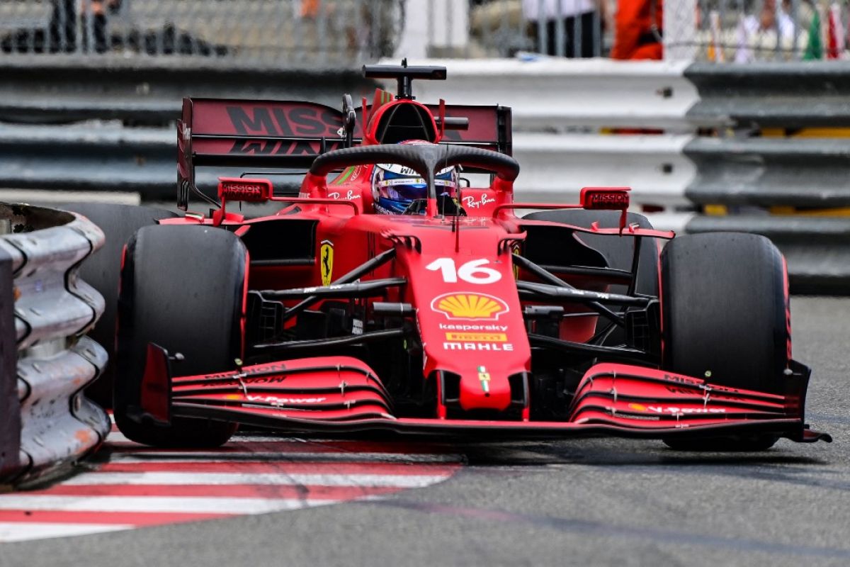 Binotto tegaskan Ferrari tak 'berjudi' dengan girboks Leclerc