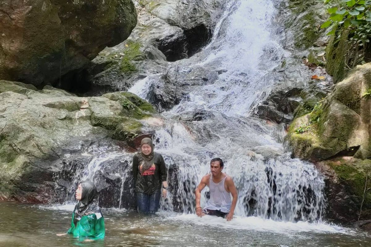 Anggota PHD nikmati Riam Bainggi Tebing Tinggi yang eksotis