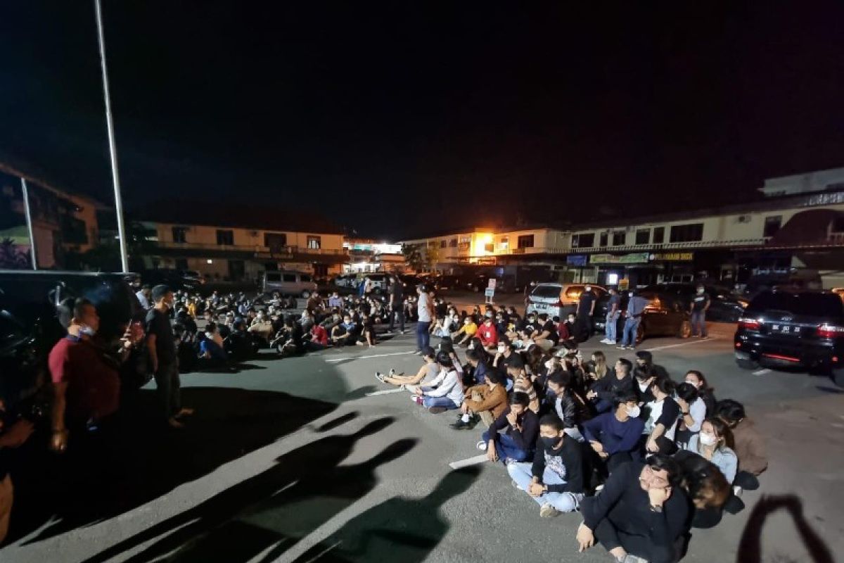 Polisi amankan ratusan orang saat razia tempat hiburan malam di Medan