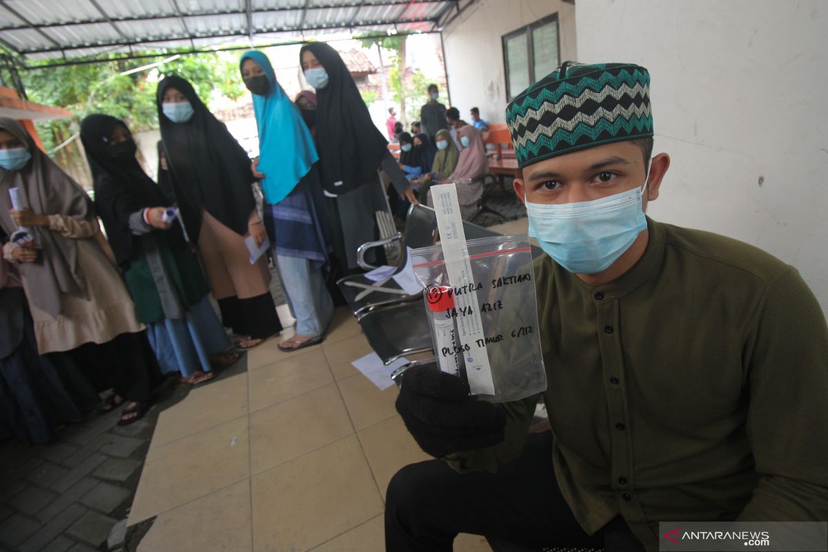 Puluhan santri di Surabaya jalani tes usap PCR gratis