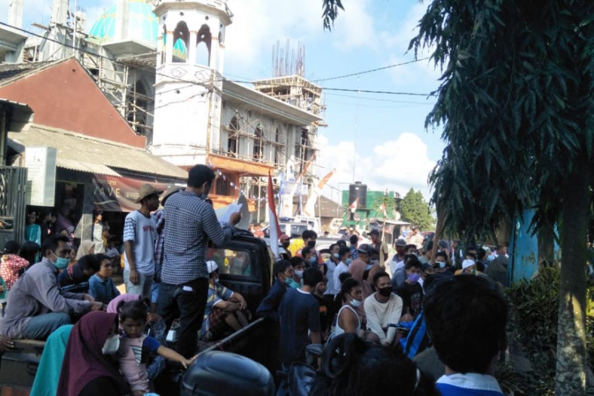 Oknum kadus diduga tawarkan miras, warga demo kantor Desa Pengenjek Loteng