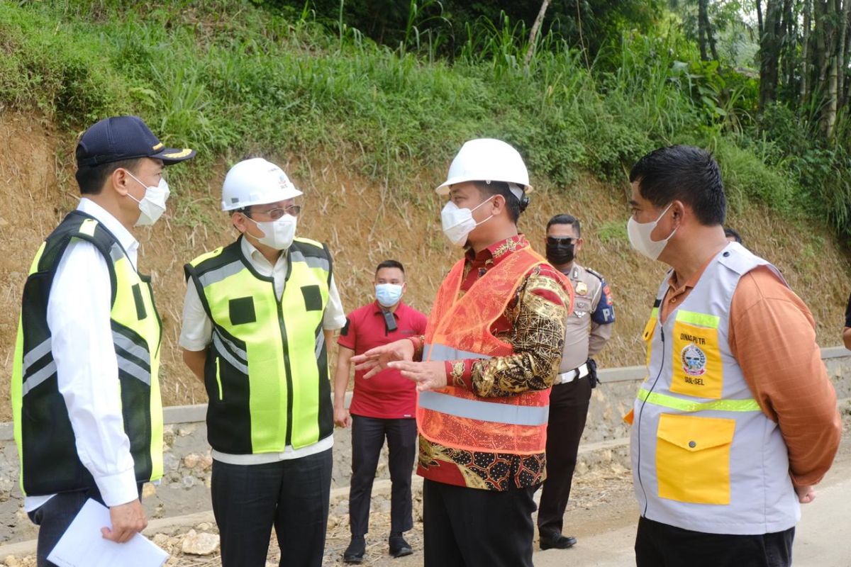 Progres pembangunan jalan penghubung Luwu dengan Torut capai 54 persen