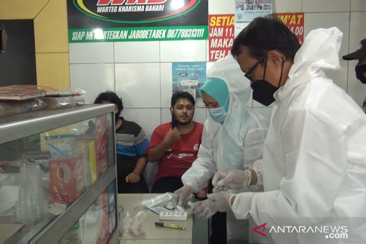 Pekerja informal yang balik ke Jakarta jalani tes antigen di Pancoran