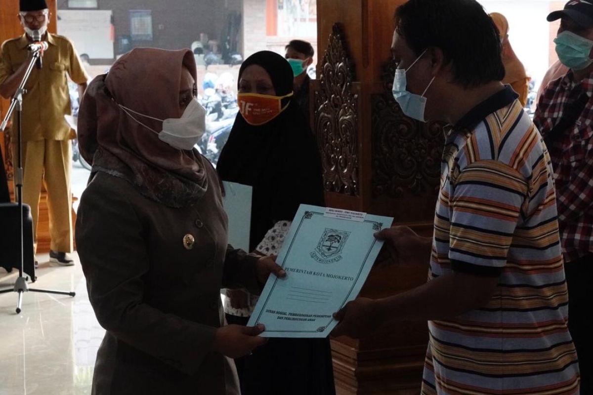 Wali Kota Mojokerto serahkan santunan kepada ahli waris korban COVID-19