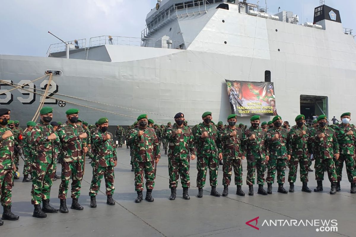 KRI Banjarmasin-592 with 400 soldiers departs from Jakarta for Papua