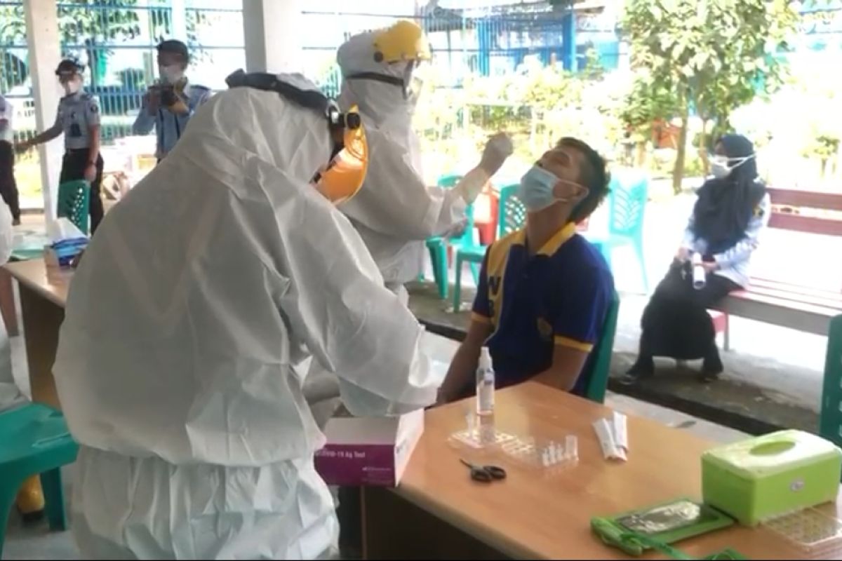 400 orang di Lapas Rajabasa Bandarlampung jalani rapid test antigen