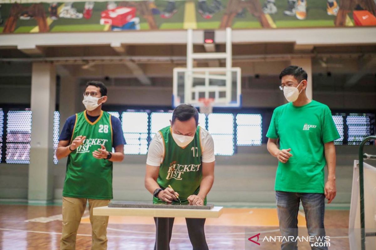 Sandiaga Uno resmikan lapangan basket The Bucketlist di Bogor