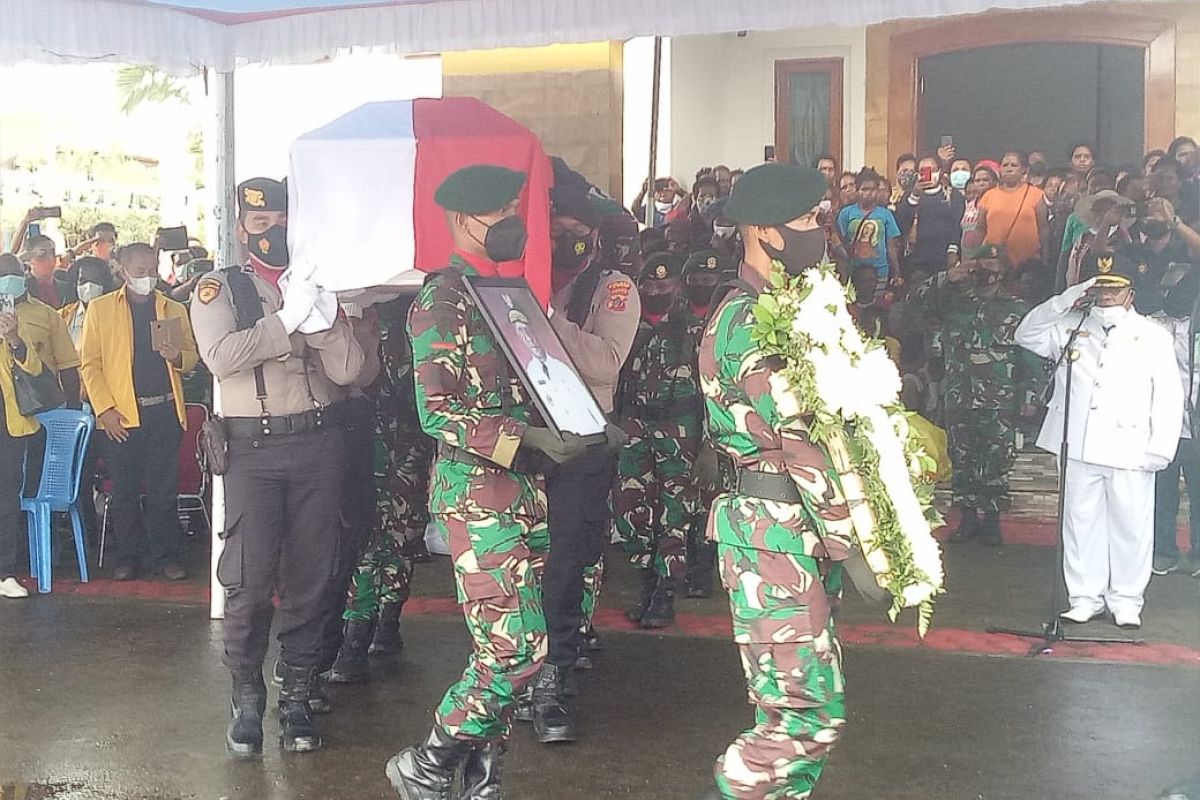 Wagub Papua Klemen Tinal dimakamkan secara militer di Timika