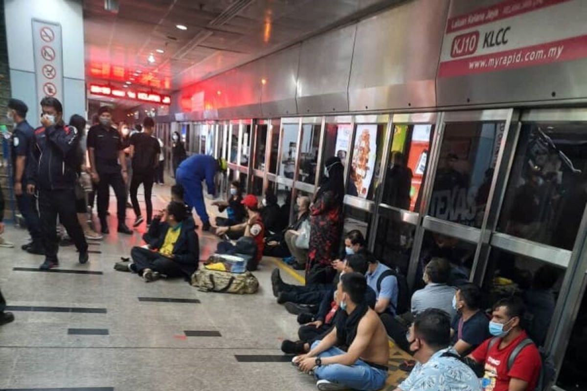 Dua LRT  bertabrakan di Kuala Lumpur