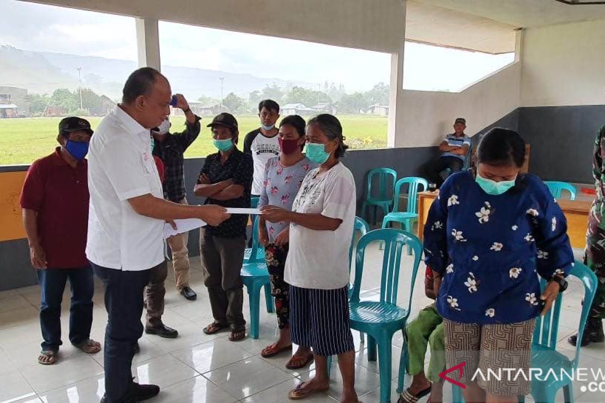 Anggota DPR Matindas Rumambi bantu keluarga korban penembakan di Poso