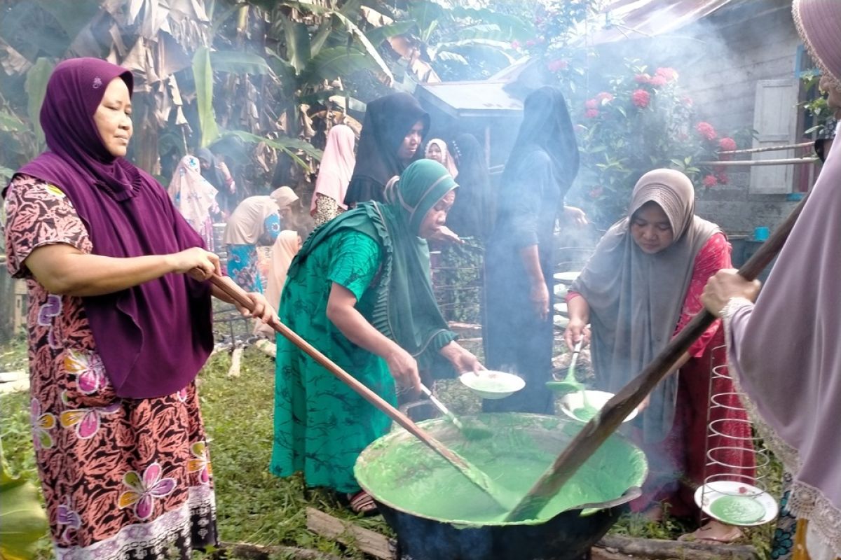 Budaya gotong royong Desa Panggung masih kental hadapi acara kawinan