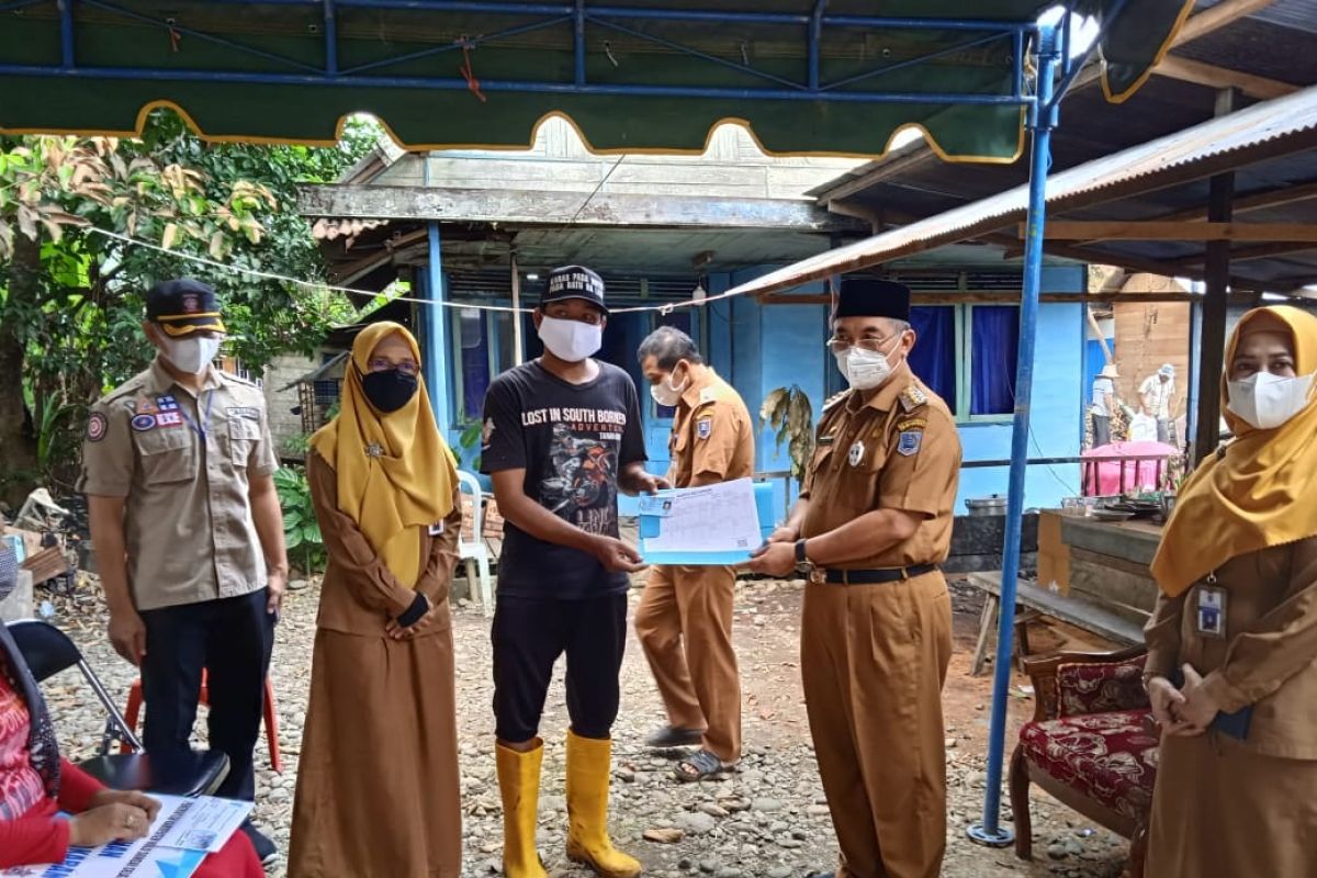 Bupati HSS serahkan bantuan untuk korban kebakaran di Telaga Bidadari