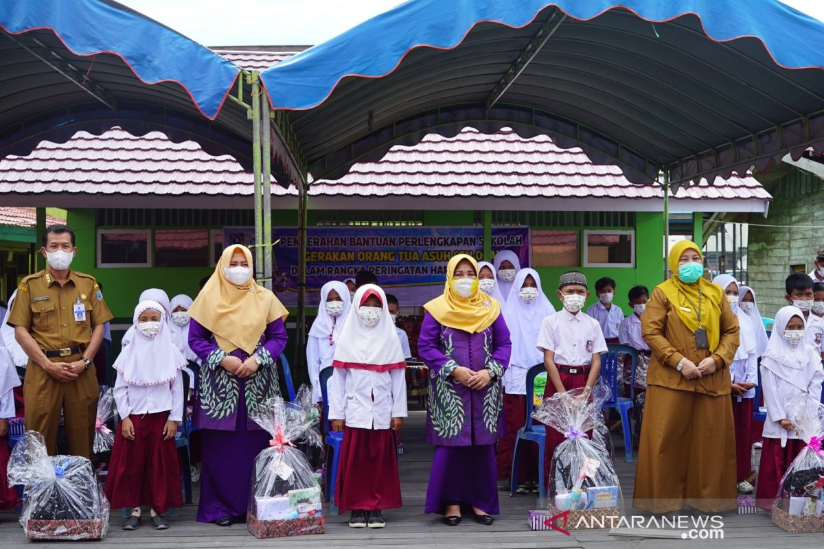 GNOTA HSS serahkan 53 paket bantuan pendidikan di Daha Barat