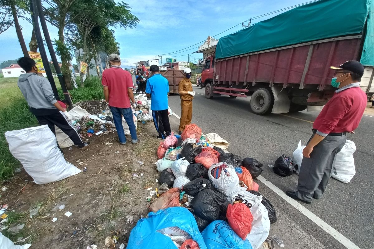 Sampah berbau busuk berserakan di Jalan Raya Bukittinggi-Payakumbuh, warga inisiatif lakukan pembersihan