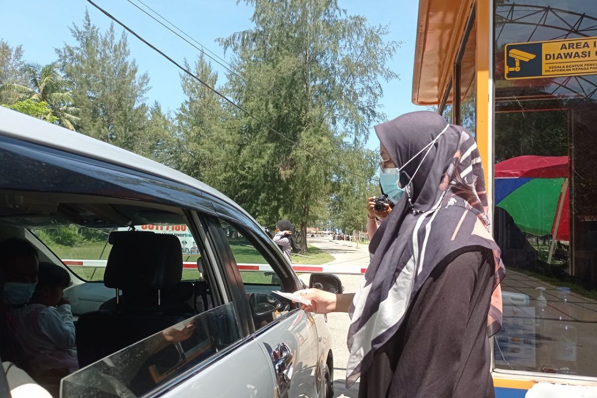 Pengunjung Pantai Air Manis Padang kembali ramai