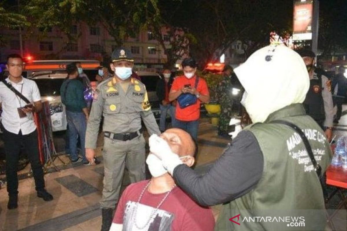 Satgas COVID-19 Riau buru warga suka nongkrong di kafe