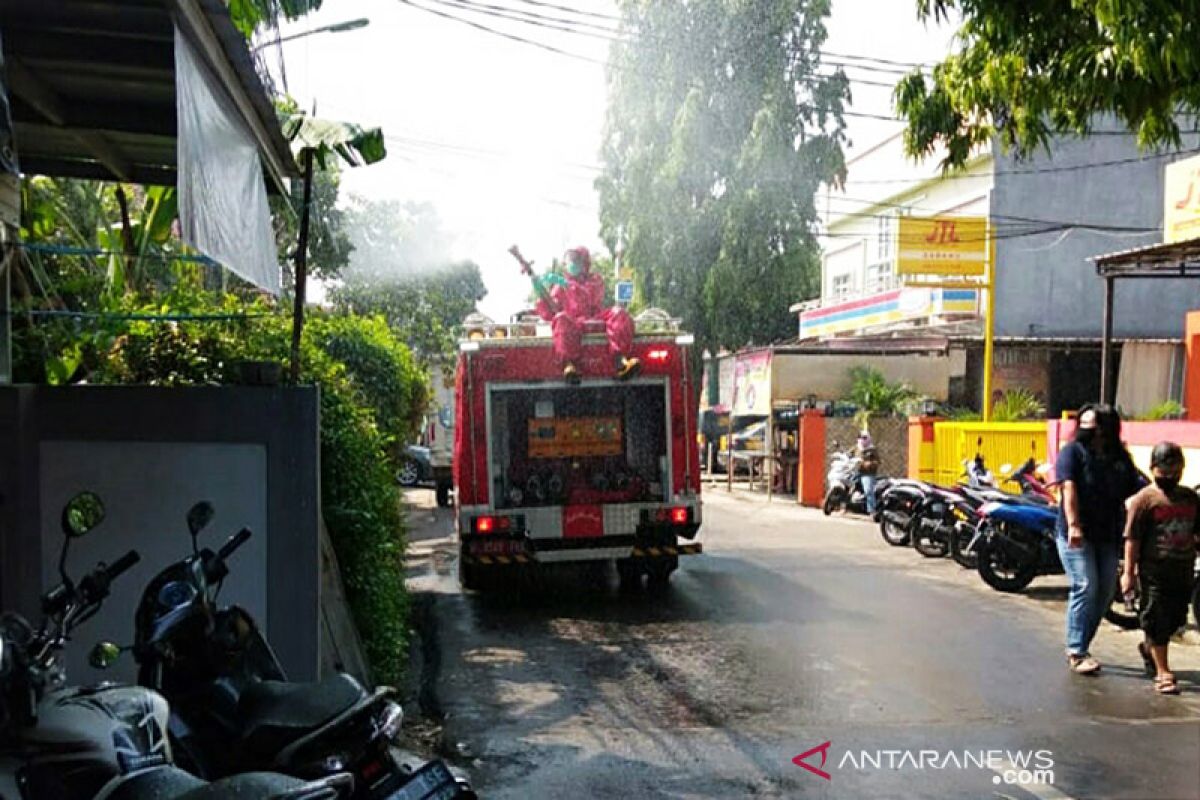 Permukiman di Cilangkap disemprot disinfektan imbas klaster COVID-19