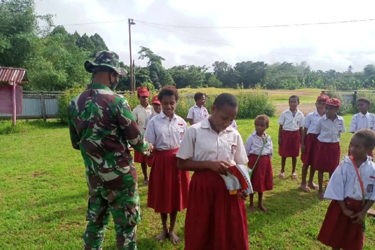 Satgas TNI bagikan buku 