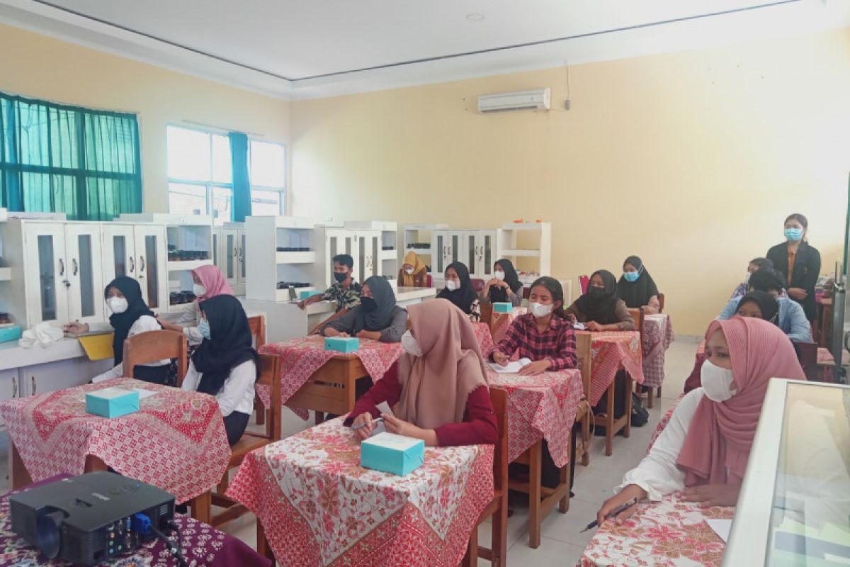 Itera latih guru dan siswa di Bandarlampung produksi masker kecantikan