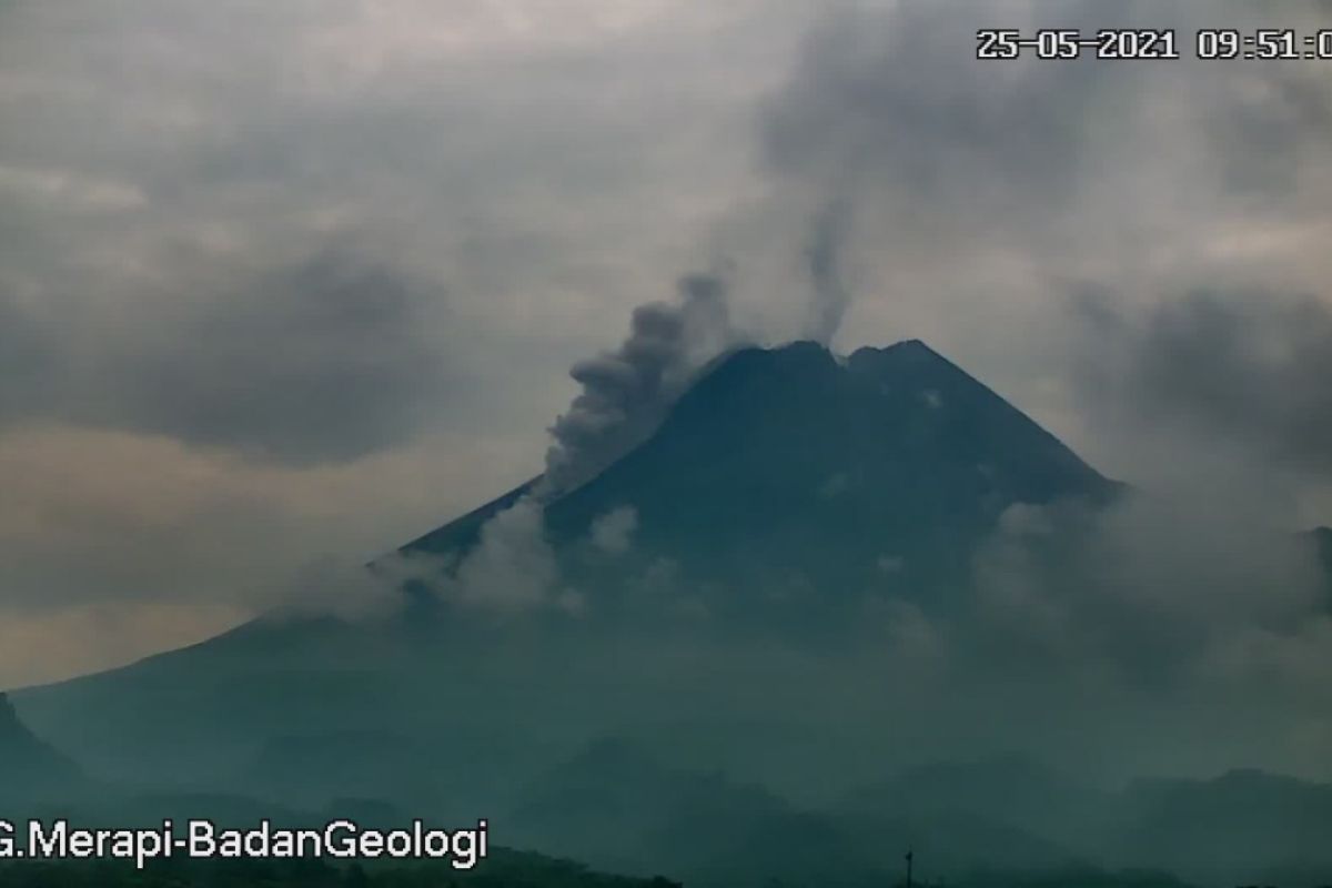 Awan panas guguran meluncur dari Gunung Merapi sejauh satu kilometer