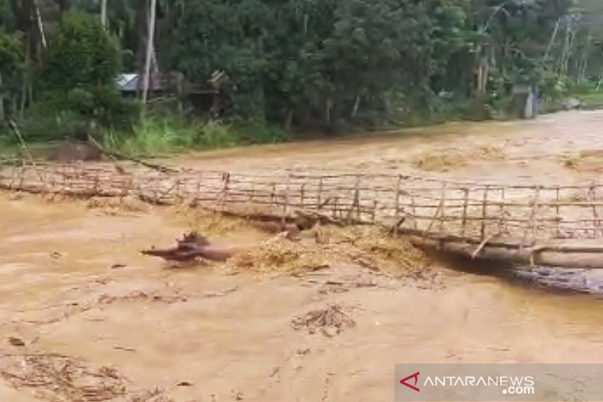 Debit air sungai Hantakan meningkat, warga bantaran sungai diminta waspada