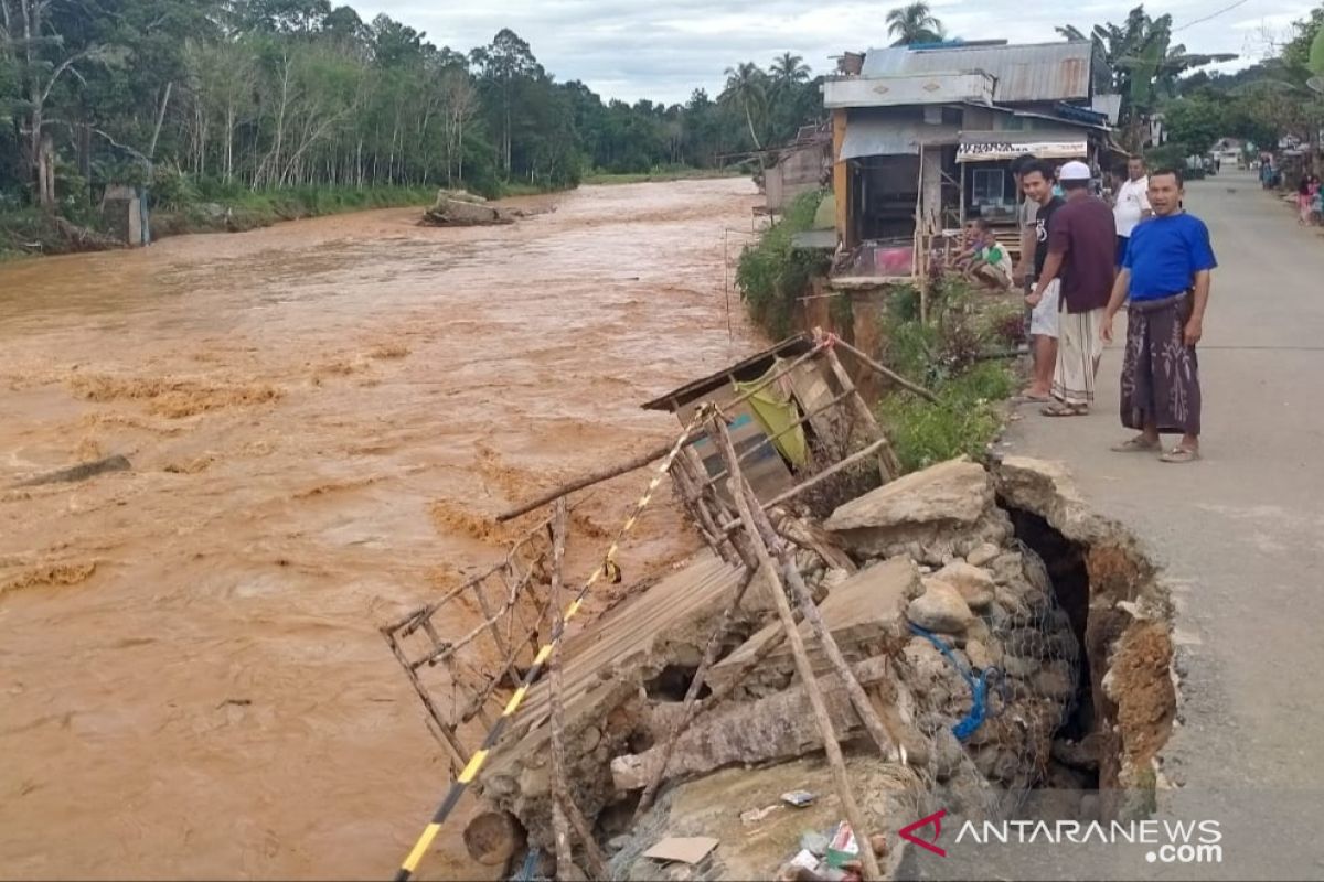 Beberapa jembatan darurat di Sungai Hantakan putus