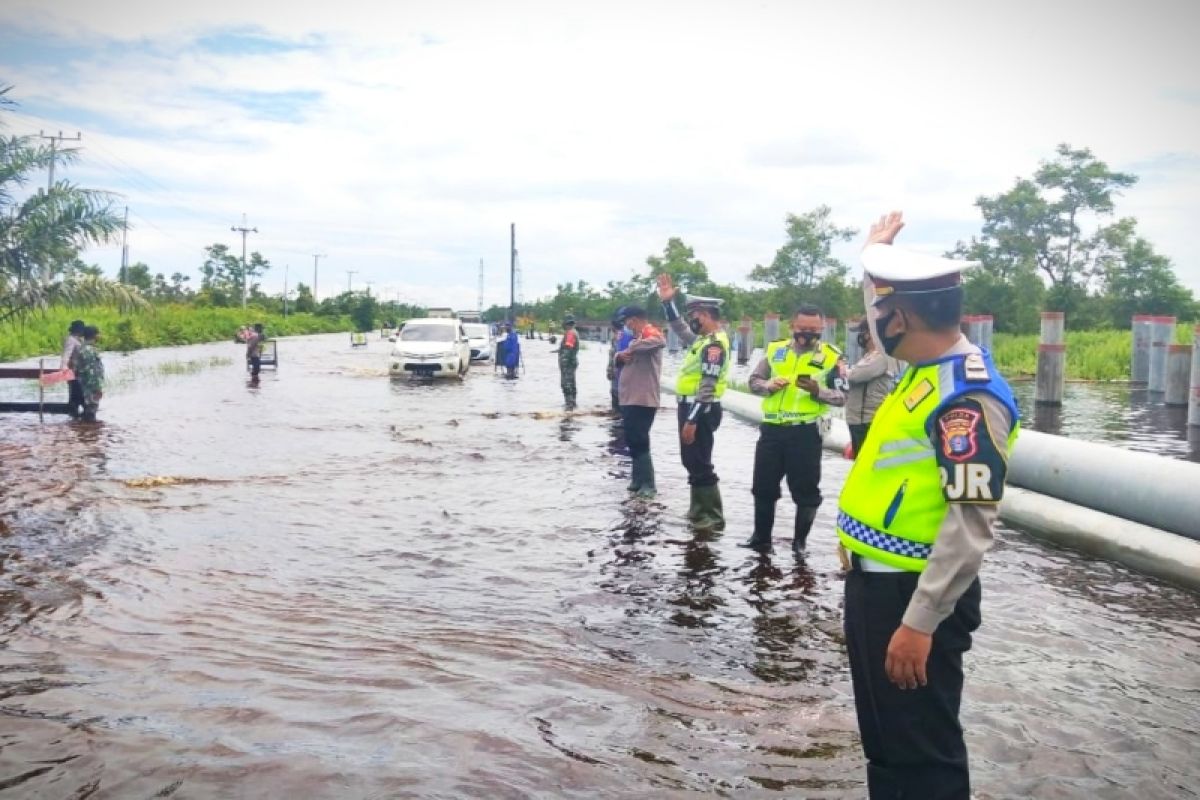 Polda Kalteng terjunkan personel bantu pengendara melintasi jalan terendam banjir