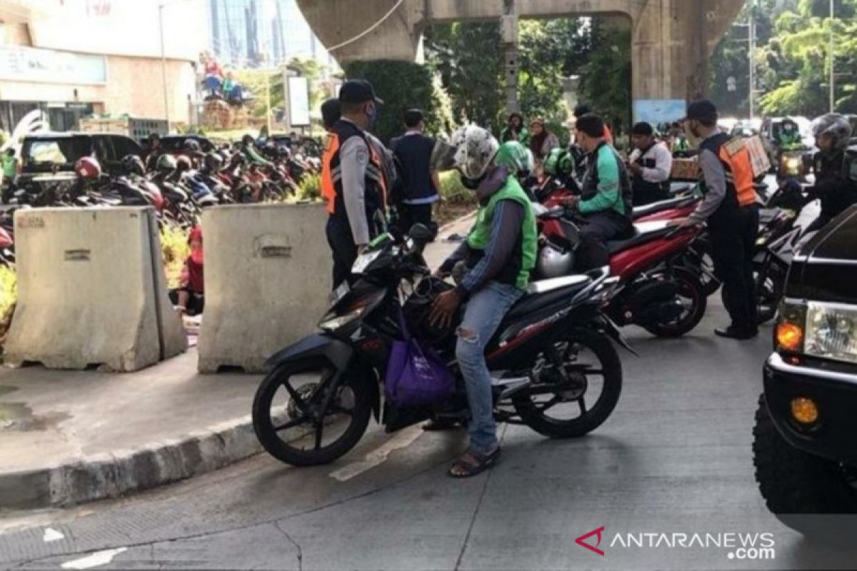 Parkir liar di trotoar jalan layang Kuningan ditertibkan