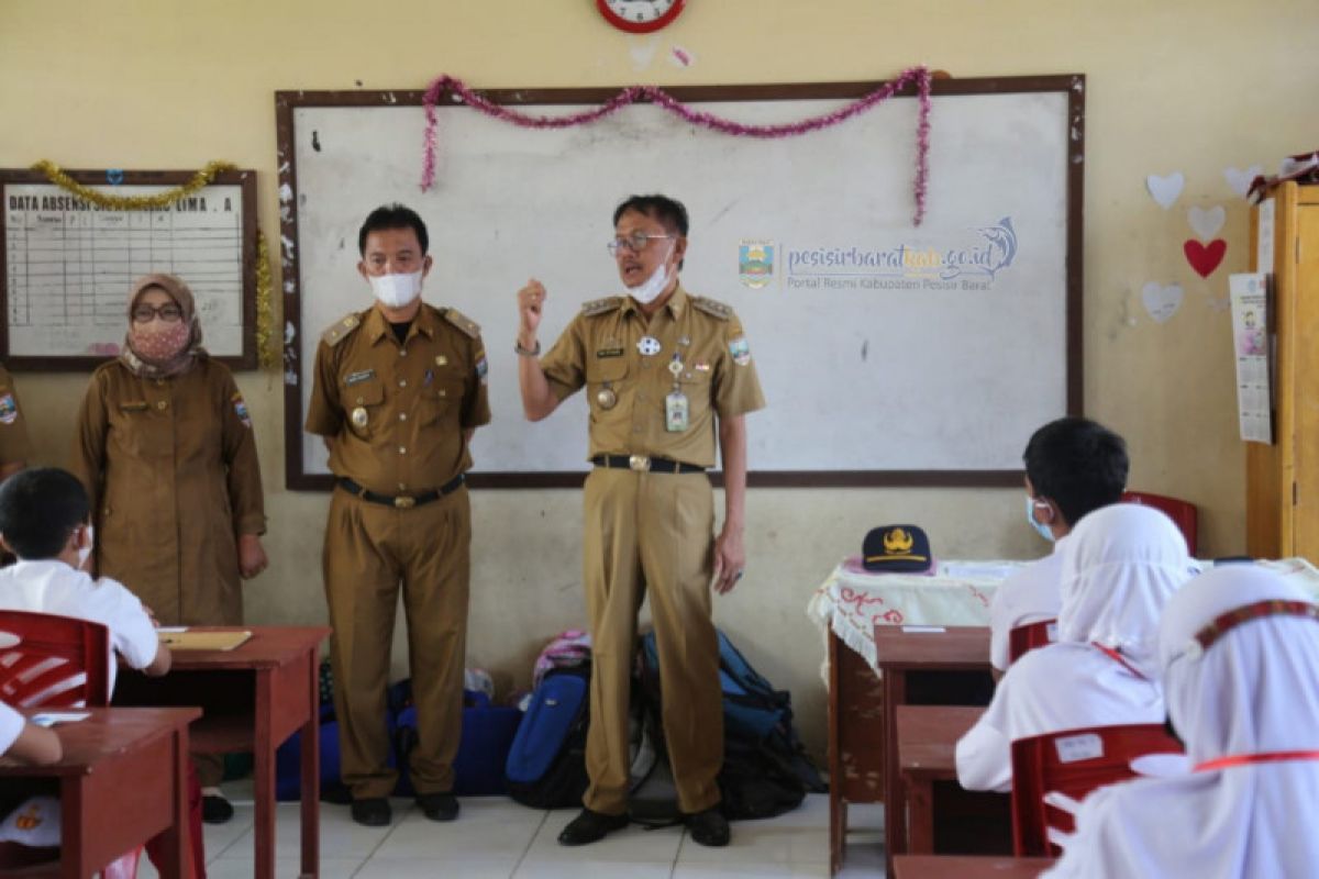 Bupati Pesisir Barat tinjau pelaksanaan ujian tingkat sekolah dasar