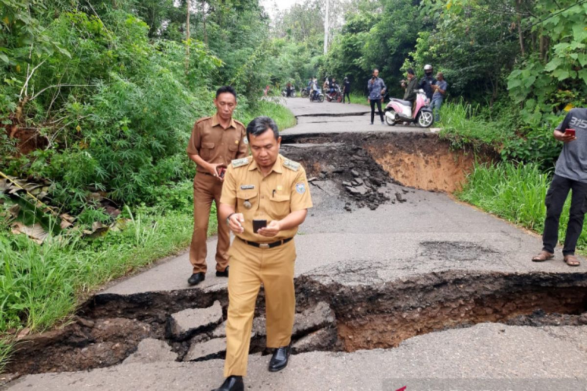 Jalan penghubung Baturaja-OKU Selatan  putus total