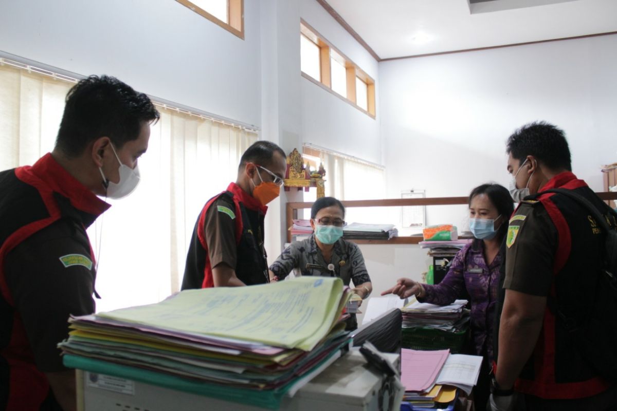 Penyidik kejaksaan  geledah kantor BPKAD atas dugaan korupsi pengadaan masker