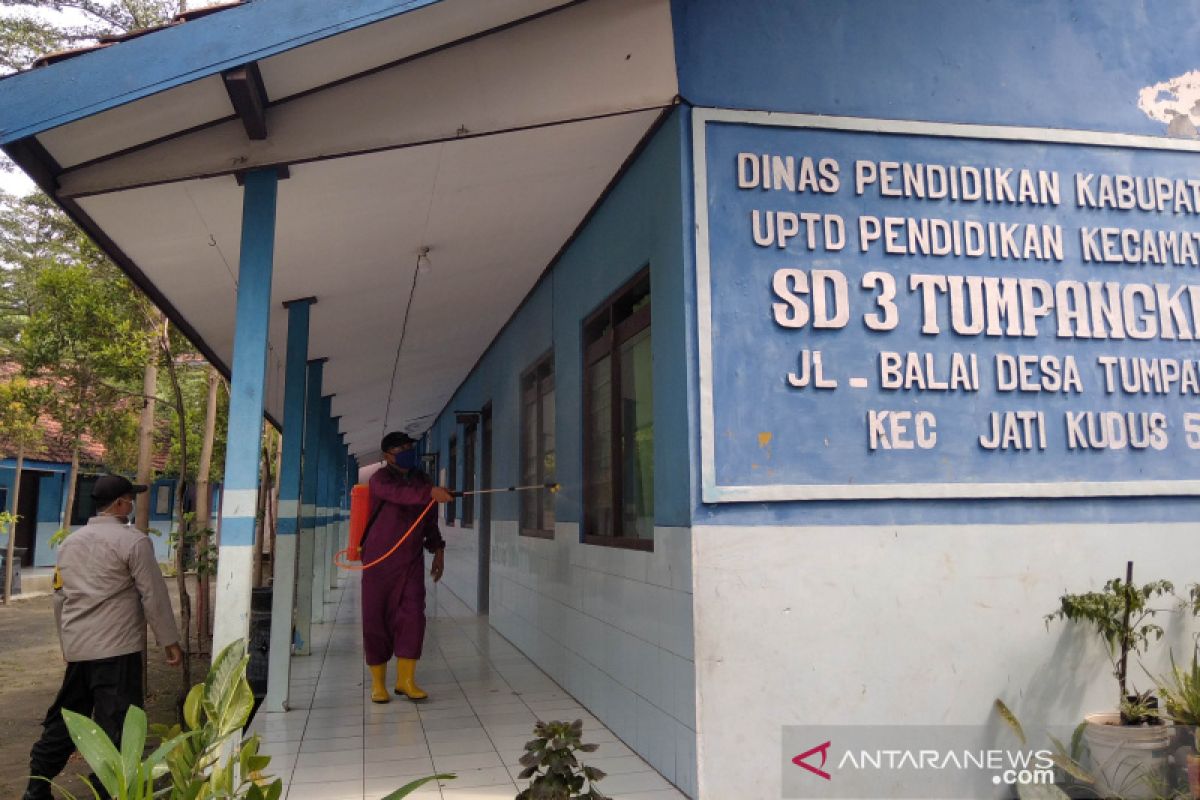 SD Tumpangkrasak Kudus disemprot disinfektan setelah empat guru terpapar COVID-19