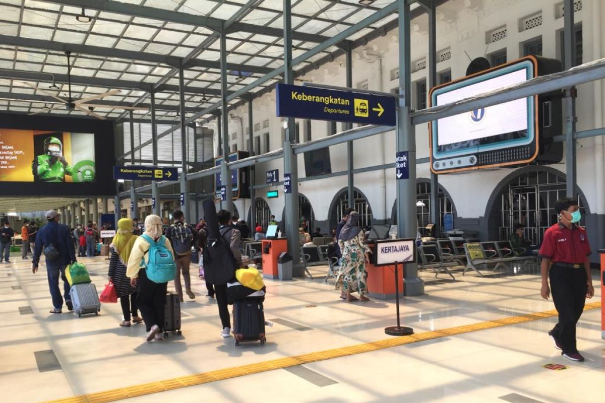 Penumpang melandai, Stasiun Senen kurangi jumlah keberangkatan KA