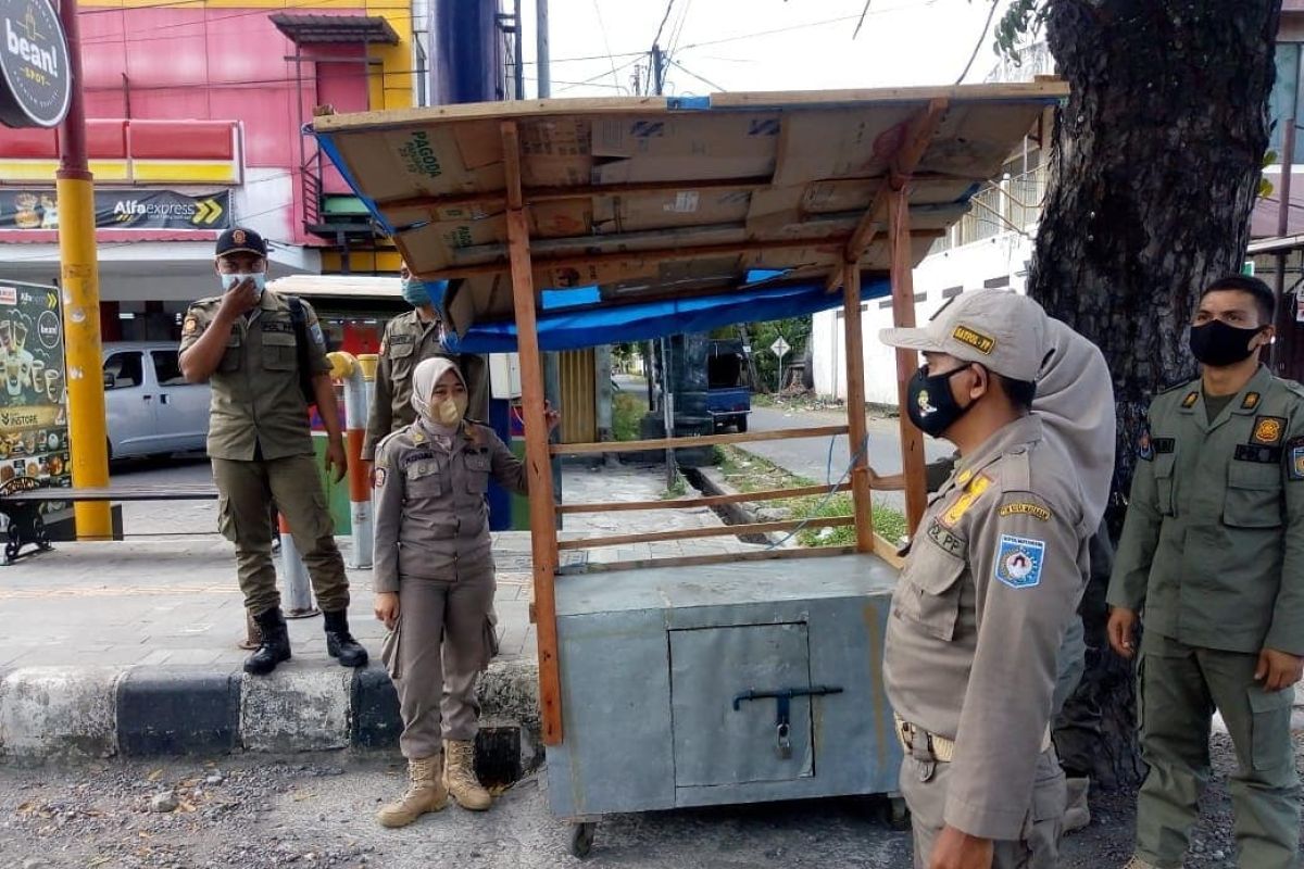 Satpol PP Mataram tertibkan lapak PKL gunakan badan jalan