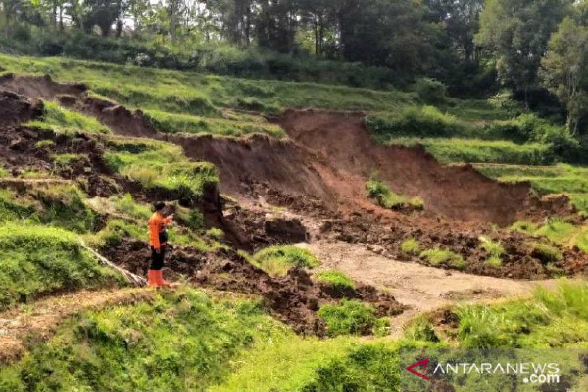 Warga Kampung Cirawa Cibeber Cianjur diungsikan hindari longsor