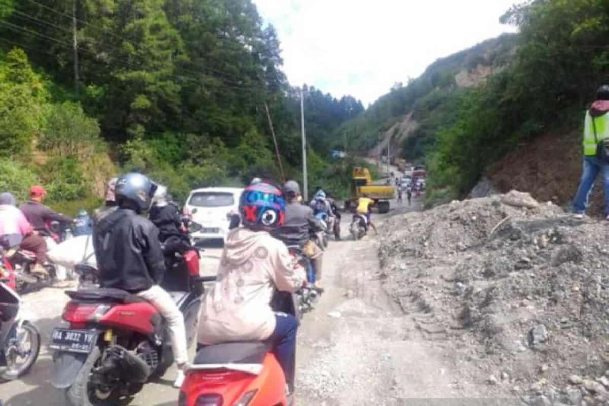 Alat berat singkirkan material longsor, jalan Padang-Solok Selatan terganggu