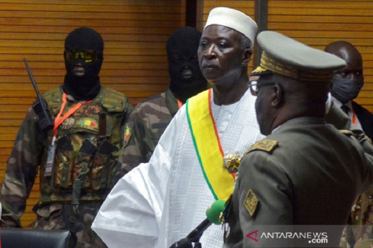 Militer bebaskan Presiden dan PM Mali