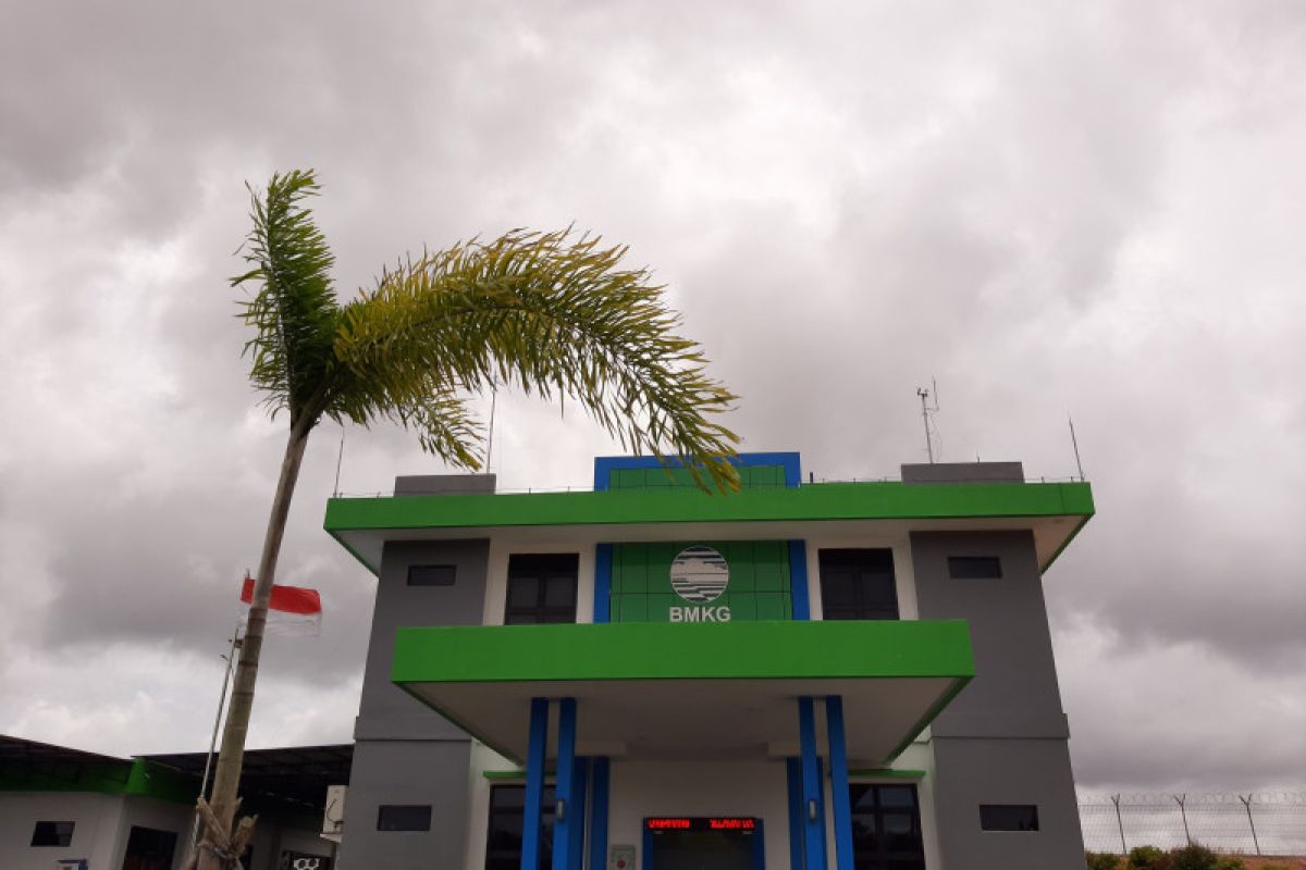 Gerhana bulan total melintasi langit Pulau Bintan