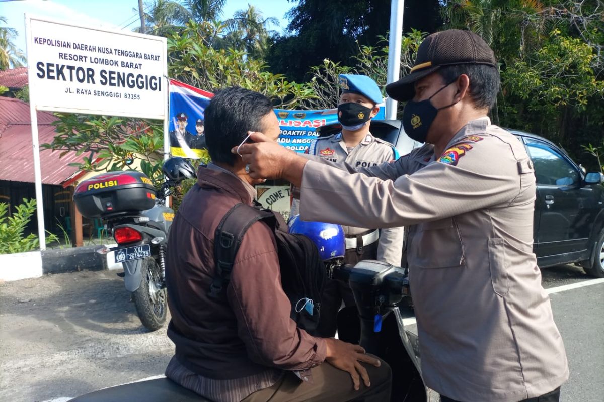 Ajak masyarakat disiplin Prokes, Polsek Senggigi bagi masker gratis